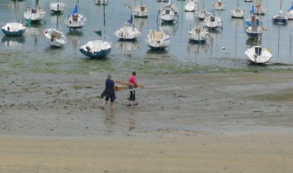 Met een trapje de spullen naar je drooggevallen bootje brengen.