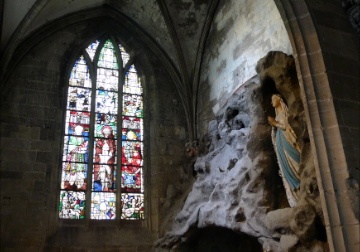 De prachtige madonna in de kathedraal van Carentan