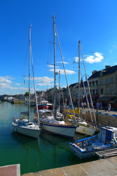 Drie boten en de passantenhaven ligt vol. Pietertje 2 past keurig in het midden.