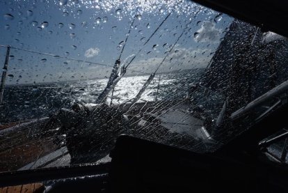 Een ruige zee en er komen bakken zout water over.