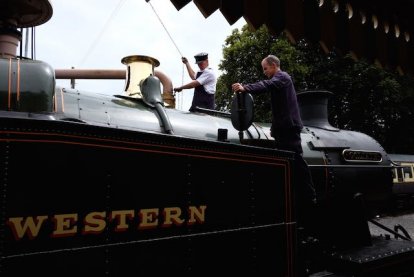 Het waterniveau van de stoomtrein wordt bijgevuld.
