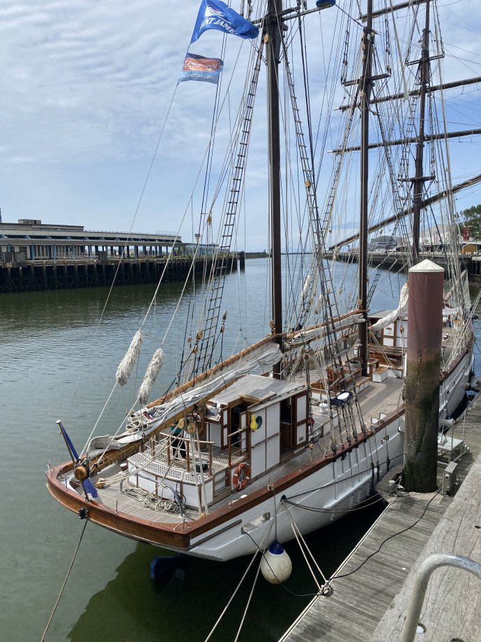 Driemaster aan de kade bij Boulogne sur Mer.
