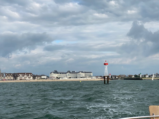Vertrek uit Deauville met een poeierwindje.