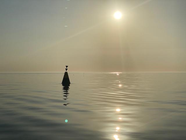 Een gouden ochtend bij vertrek uit Saint Vaast.