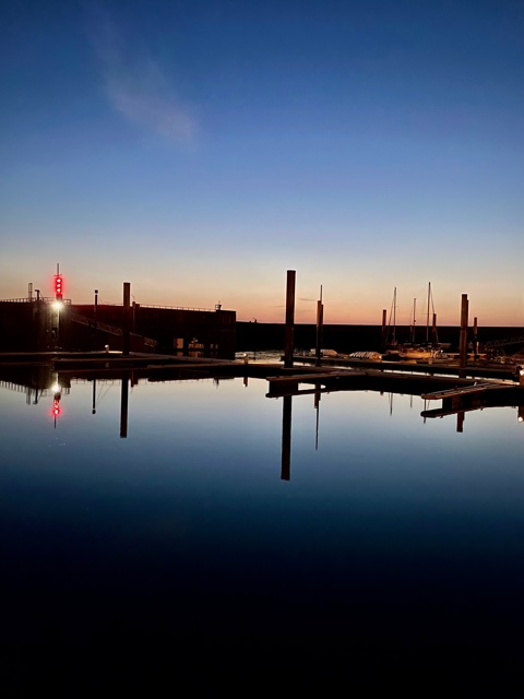 Een mooie avond in Diélette, met de lichten van de sill op rood..