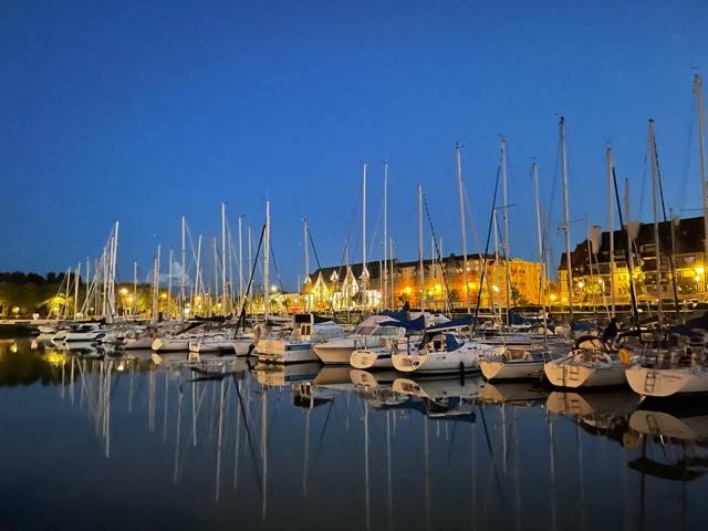 Een mooie avond in de havan Van Deauville.
