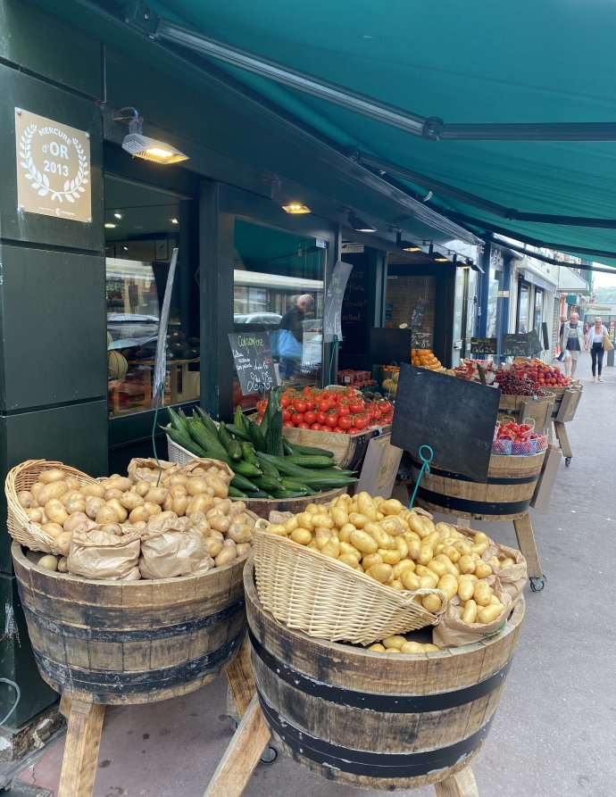 Onze geweldige groenteboer in Dieppe.