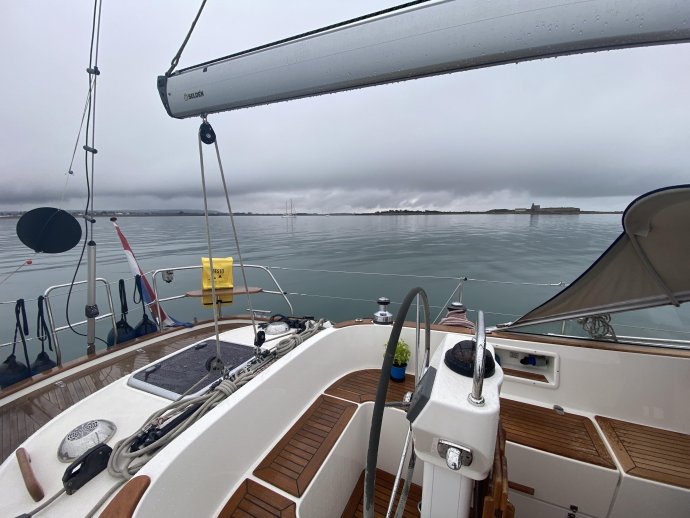 Voor anker bij Ile Tatihou in grijstinten.