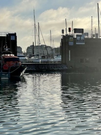 De betonnen sill  van St. Helier vanaf de buitenhaven gezien, waar +2.40 m water boven moet staan, voor we met een gerust gevoel met Pietertje 2 wegvaren.