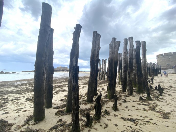Rijen golfbrekers voor de stadsmuren van Saint Malo.