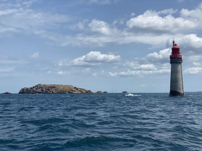 Het is hier bezaaid met rotsen en eilandjes.