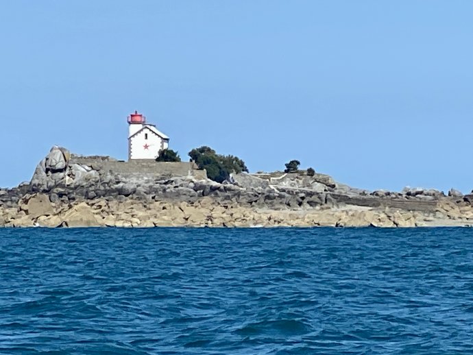 Een wonderlijk eilandje met een prachtig huisje onderweg naar Paimpol