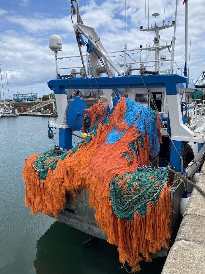 Kleurrijke visnetten in Saint Vaast.