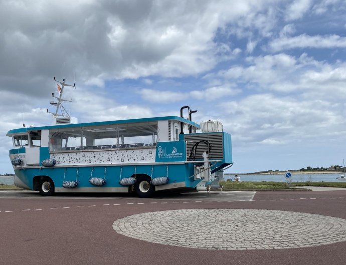 De amfibieboot naar Ile Tatihou, die bij eb tussen de oesterbedden pendelt.
