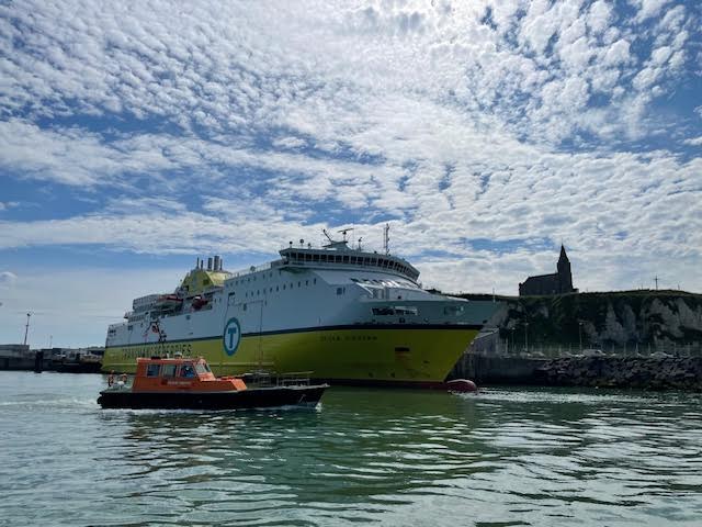 Boten in alle maten en de Chapelle Notre Dame de Bonsecours in Dieppe waakt bij de uitgang over de zeelieden.