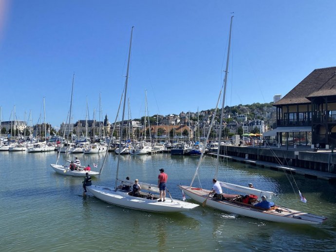 Roeiend naar buiten voor een zeilwedstrijd op zee.