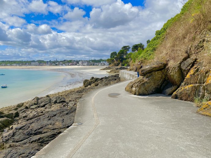 Ons boodschappenpad naar het stadje.