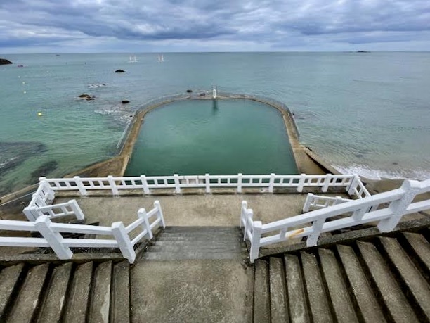 Zwembad in zee. Bij eb loop je erom heen, bij vloed staat het water tot halverwege de duiktrap.
