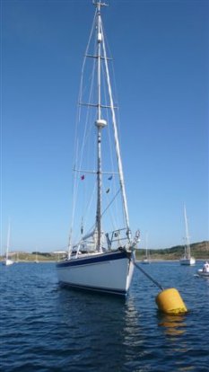 Aan de mooring in de baai van Alderney