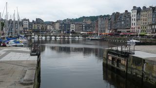 De smalle brugdoorgang naar de oude haven van  Honfleur