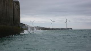 Golven bij Boulogne als het tij kentert
