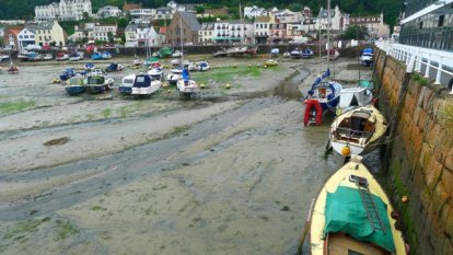 Het haventje van St. Aubin bij eb.
